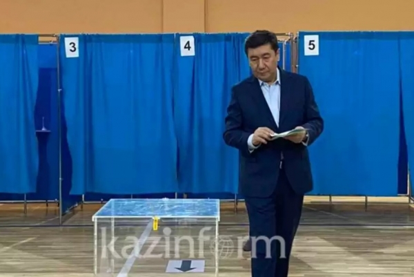 Председатель партии AMANAT Ерлан Кошанов отдал свой голос на выборах