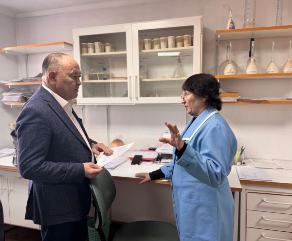 Аким района Ербол Жусупбеков  посетил районную семенную лабораторию АО "КазАгрЭкс"