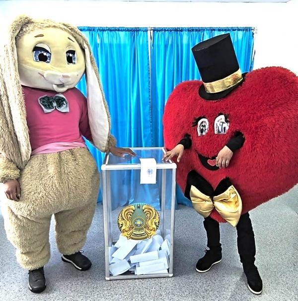 На избирательный участок № 499пришли сказочные гости