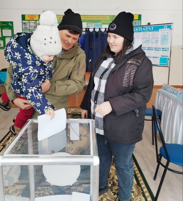 Семьи приходят голосовать вместе с детьми