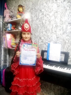 ИГРАЯ   МУЗЫКУ