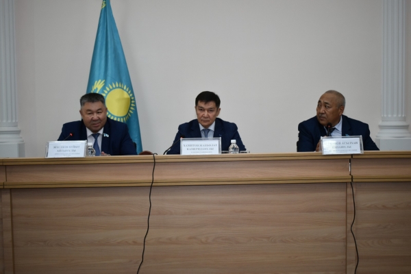 Председатель Акмолинского областного маслихата Б. Жусупов посетил Жаркаинский район