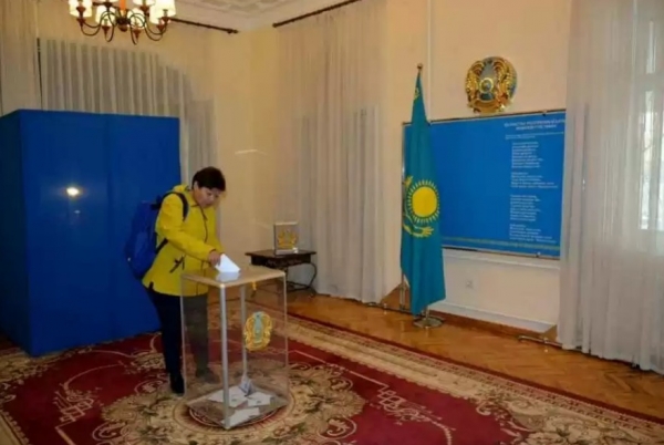 Казахстанцы голосуют на выборах в Таджикистане