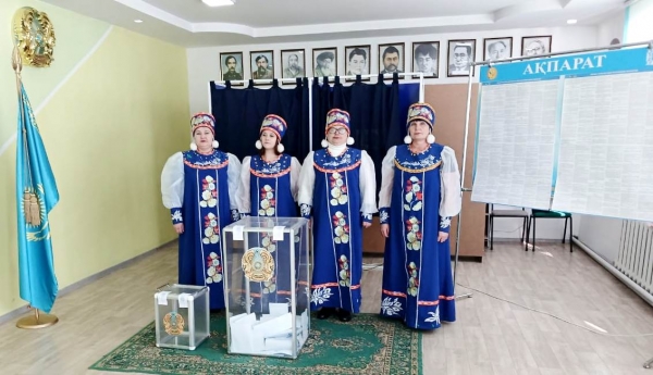 Фольклорно-вокальный коллектив &laquo;Пятигорочка&raquo; проголосовал прямо в сценических костюмах