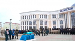 СТРАНА ПРОЩАЛАСЬ С ПОГИБШИМИ